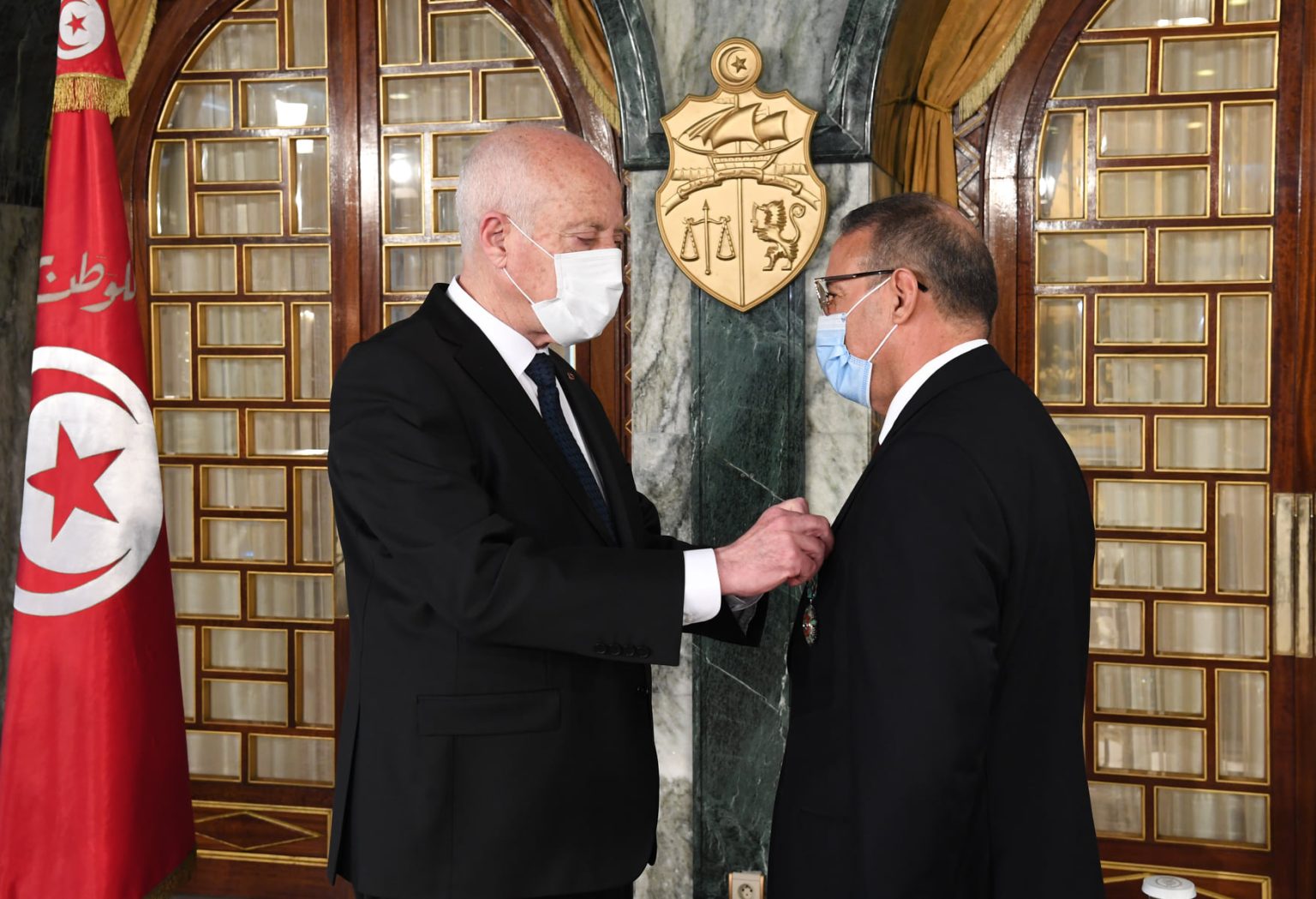 Saïed décore Ridha Gharsallaoui de l’insigne d’Officier de l’Ordre de la République de troisième classe