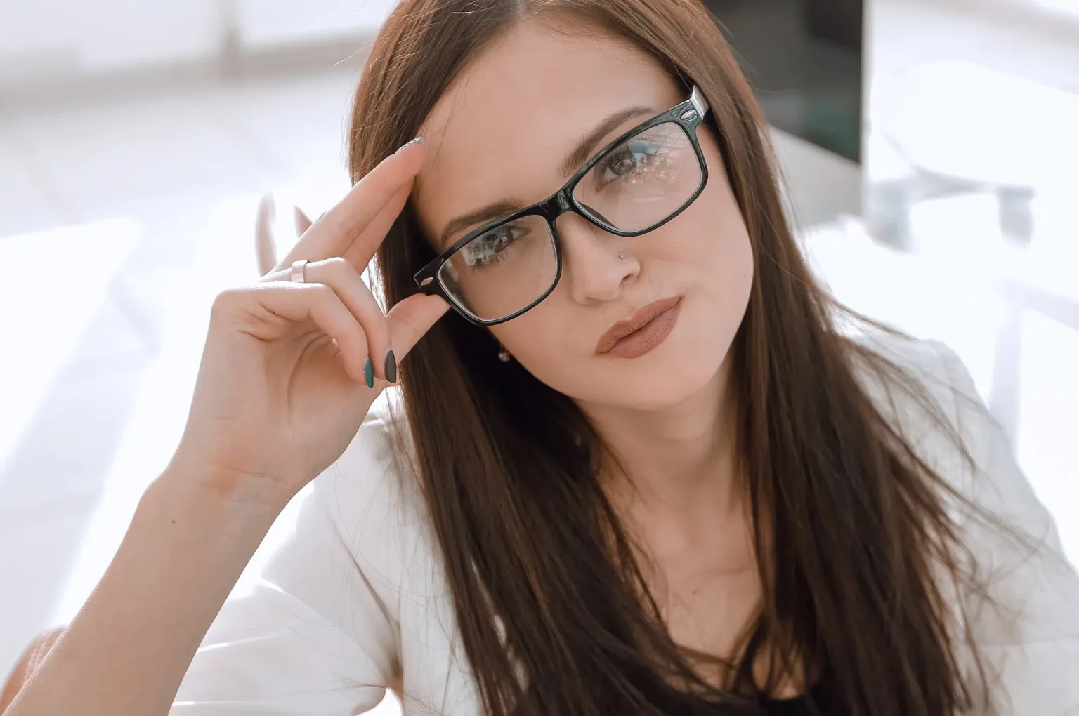 Astuce beauté : Voici comment faire pour bien réussir son maquillage des yeux lorsqu’on porte des lunettes !