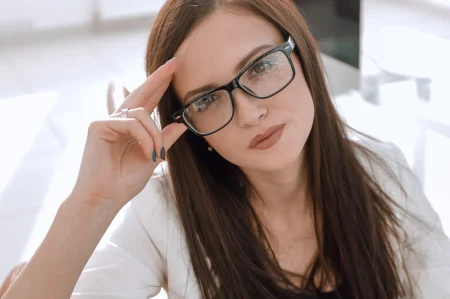 Astuce beauté : Voici comment faire pour bien réussir son maquillage des yeux lorsqu’on porte des lunettes !