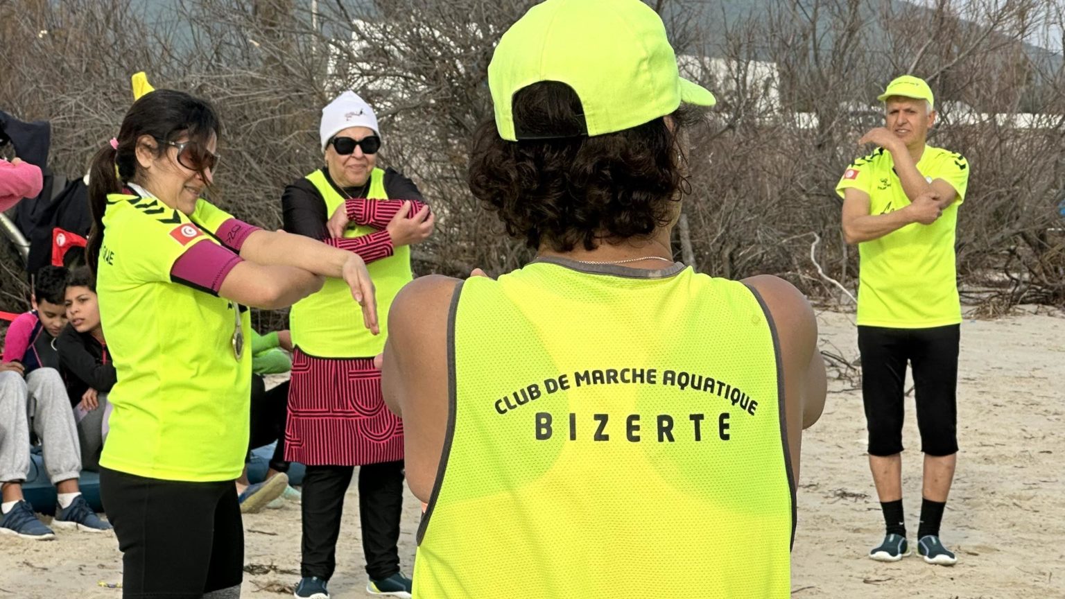 À Bizerte, la plage bondée de monde pour le bain du Nouvel An et la marche aquatique