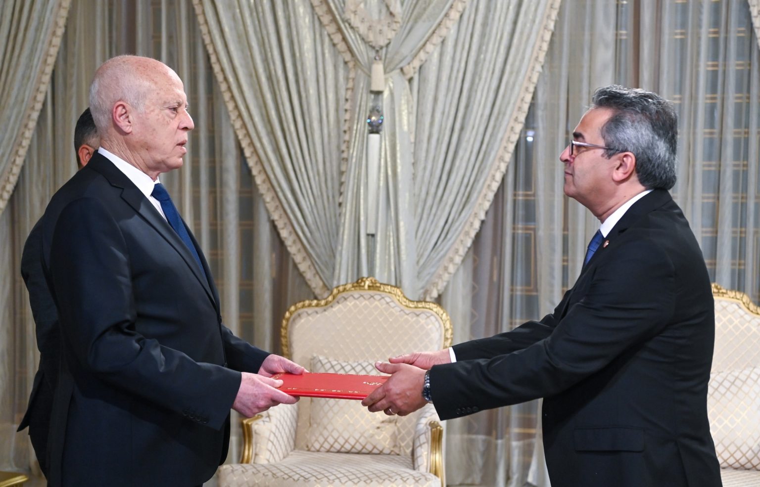 Le nouvel ambassadeur de Tunisie au Kenya prête serment devant Kaïs Saïed