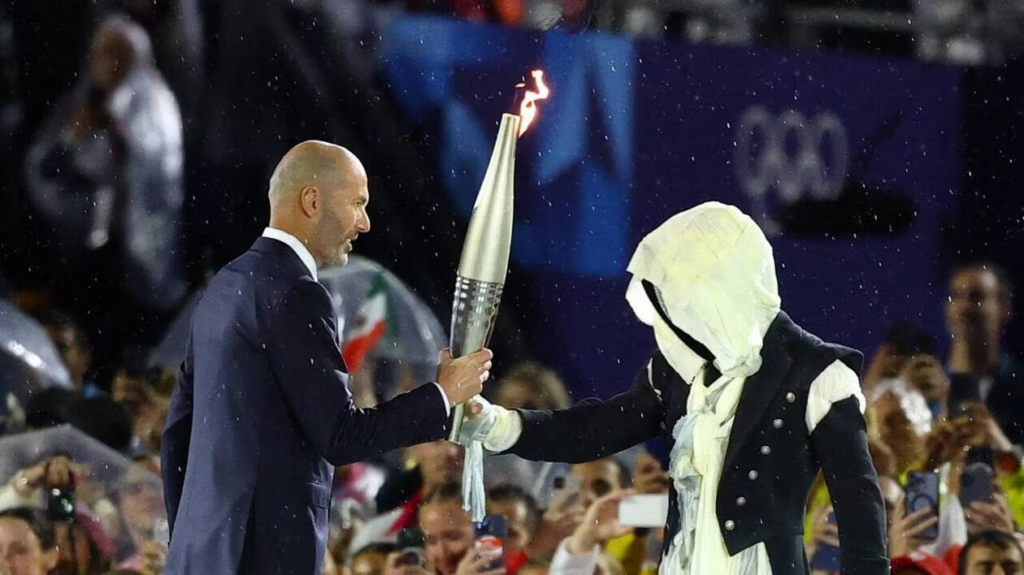 JO 2024 : qui était derrière le personnage masqué ?