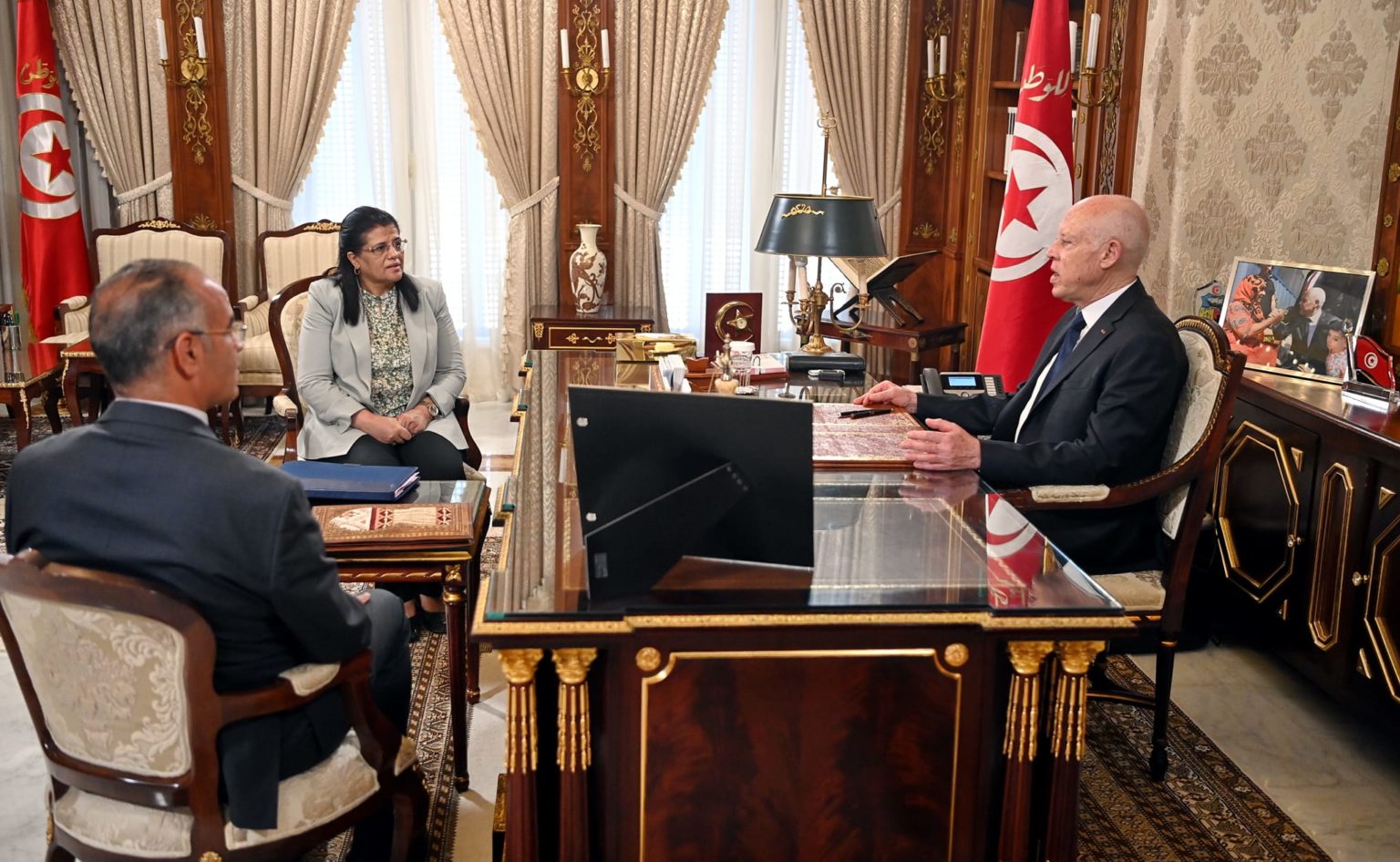 Kaïs Saïed s’entretient avec Sihem Nemsia et Kamel Maddouri : Focus sur l’augmentation de l’allocation financière pour les catégories pauvres