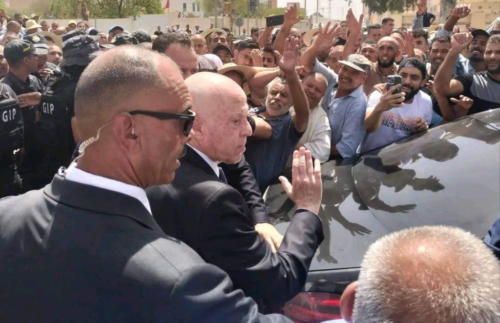 Le président Saïed à l’écoute des doléances des citoyens à Sidi Bouzid