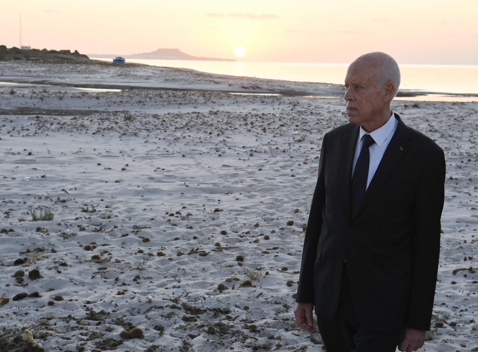 Kaïs Saïed alerte sur la crise environnementale à Oued El Hejar lors d’une visite à Kélibia