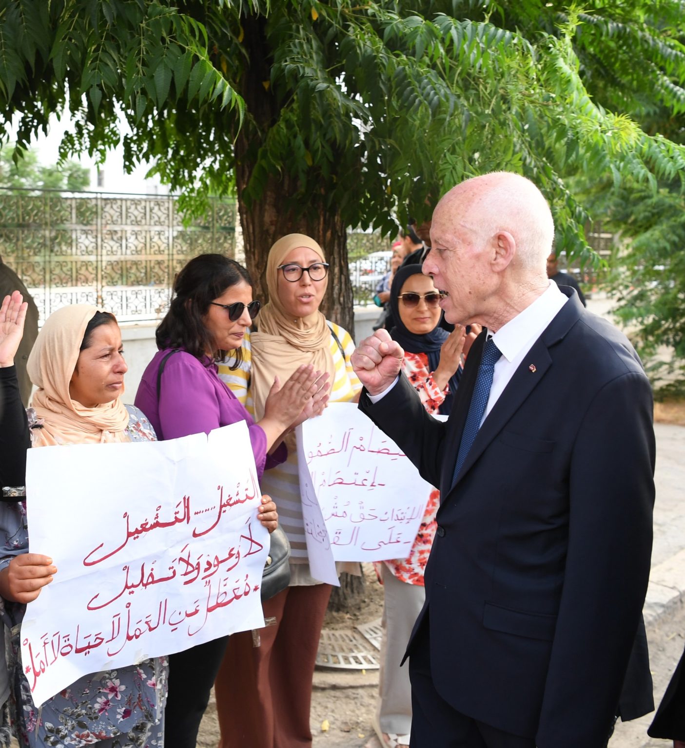 Kaïs Saïed dialogue avec les docteurs en sit-in et promet des solutions d’emploi