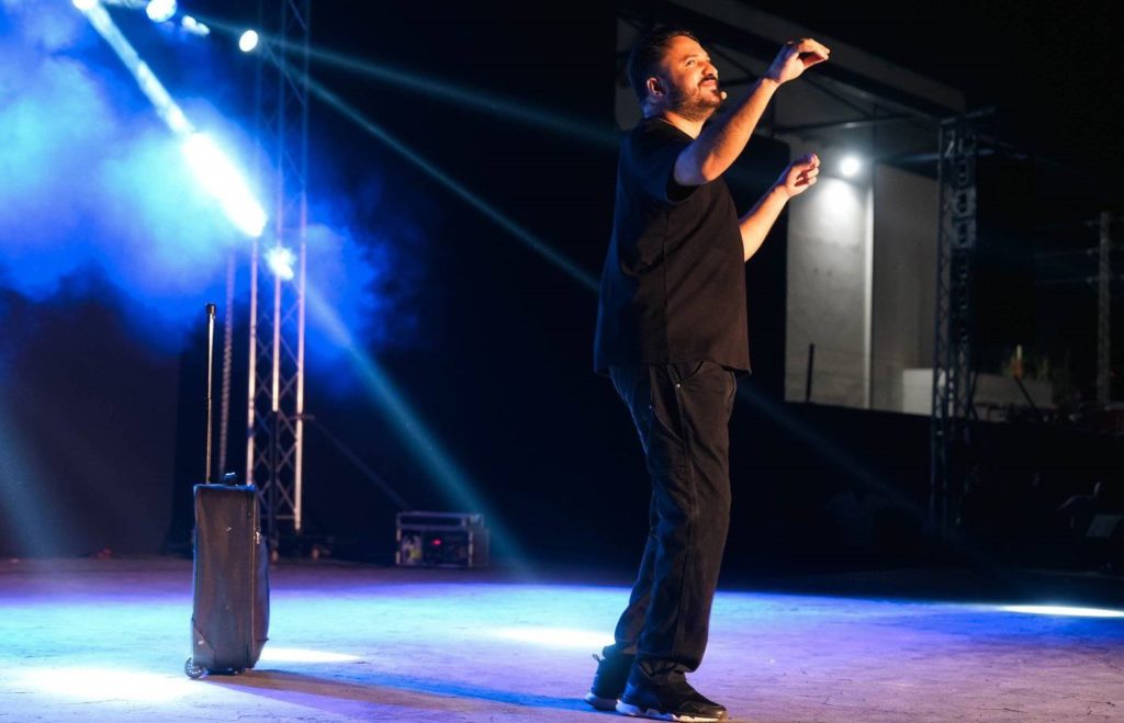 Karim Gharbi et son « visa » au festival de la vigne de Grombalia