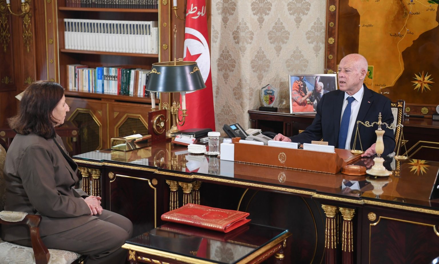 Saïed plaide pour une administration allégée et met en garde contre l’ingérence de « lobbies étrangers »