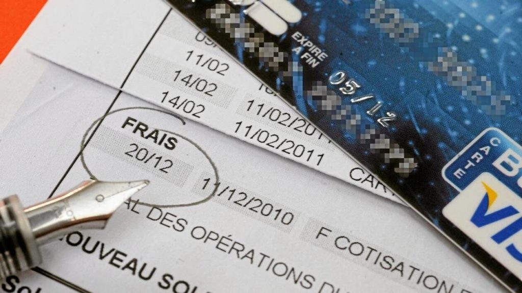 Frais bancaires élevés et clients mécontents : le fait accompli de tous les jours