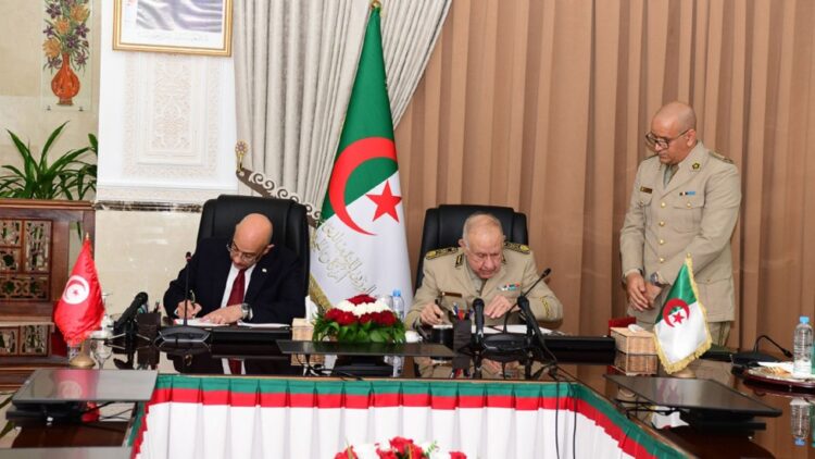 À Alger, le ministre de la Défense signe un accord de coopération militaire après un entretien avec le président algérien