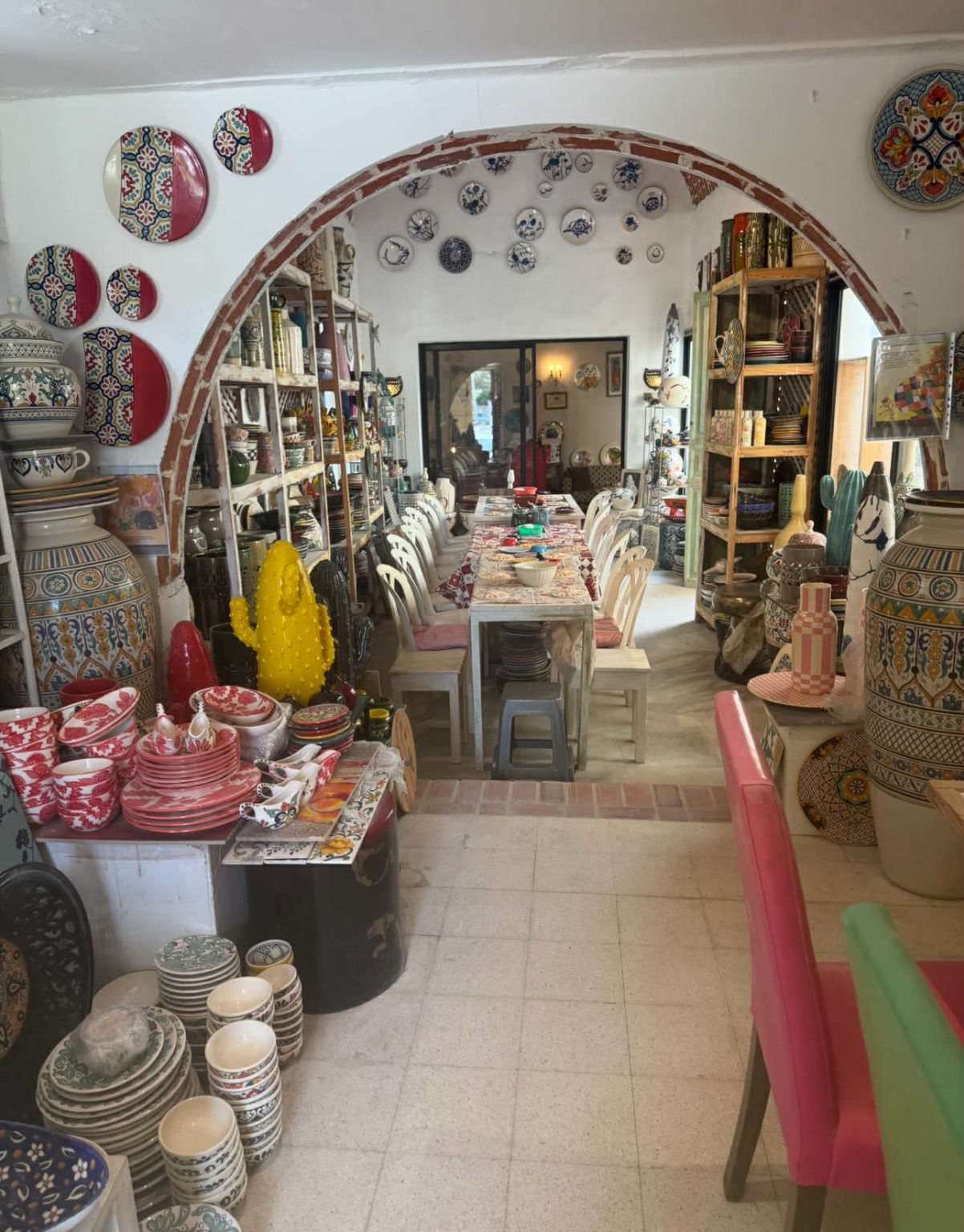 La céramiste Imane Hadidane met l’art de la céramique à la portée des jeunes lycéens