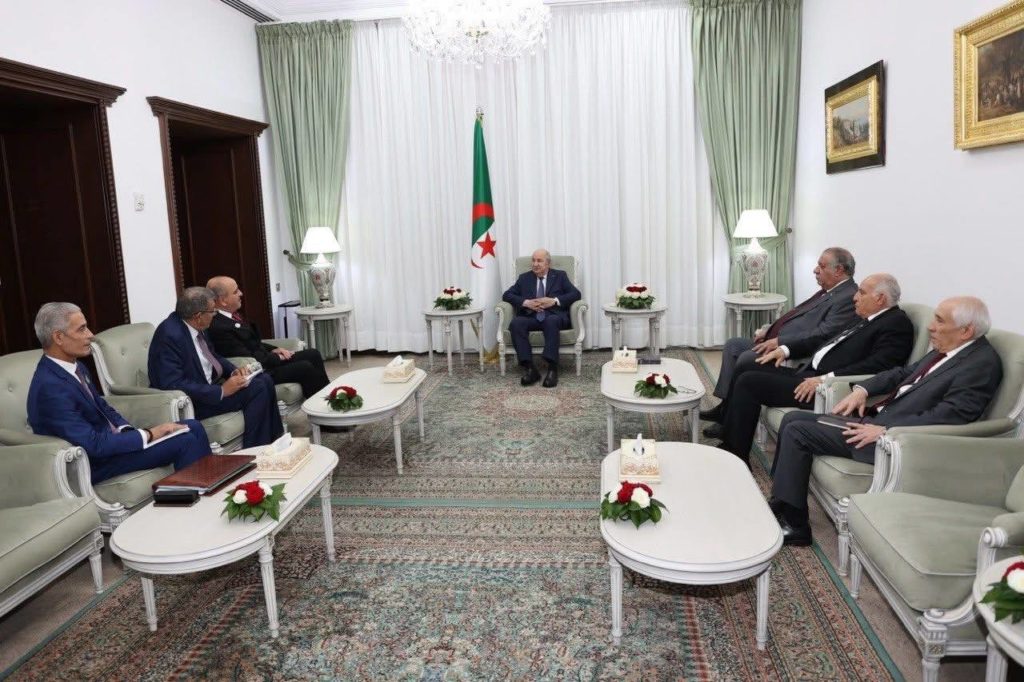 Réunion tripartite à Alger : le ministre des Affaires étrangères à la table des discussions sur la Libye