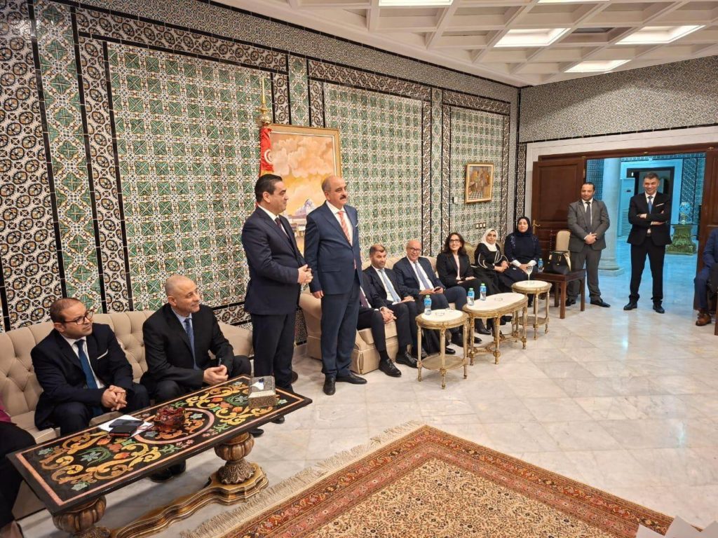 Le ministre des Affaires étrangères échange avec la communauté tunisienne à Riyad