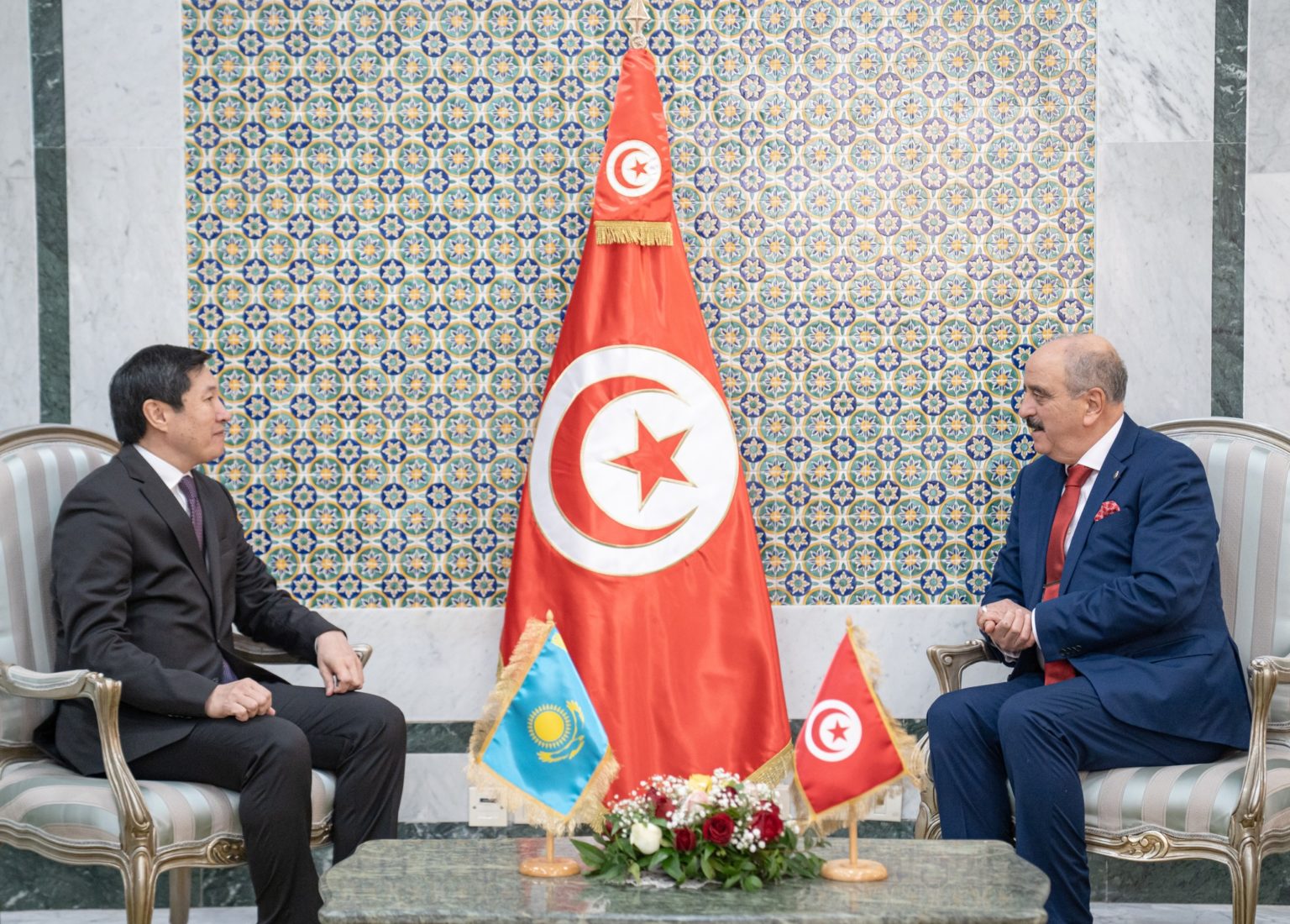 Le nouvel ambassadeur du Kazakhstan présente ses lettres de créance au ministre des Affaires étrangères