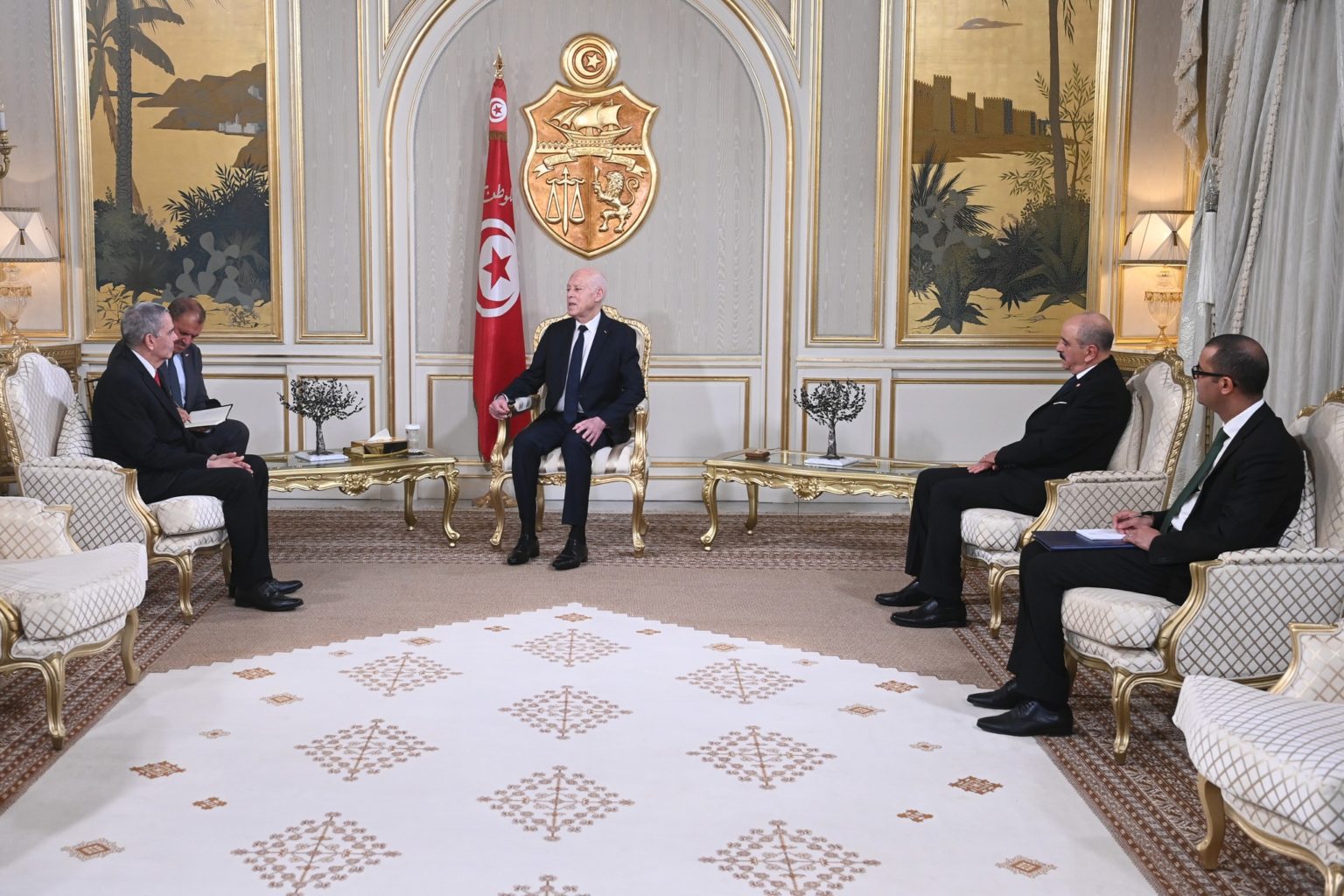 Le président Saïed reçoit les lettres de créance de cinq nouveaux ambassadeurs en Tunisie