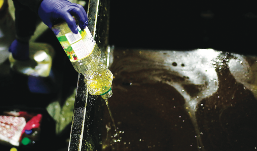 Du fond de la cuisine aux moteurs : le destin encore incertain des huiles usagées