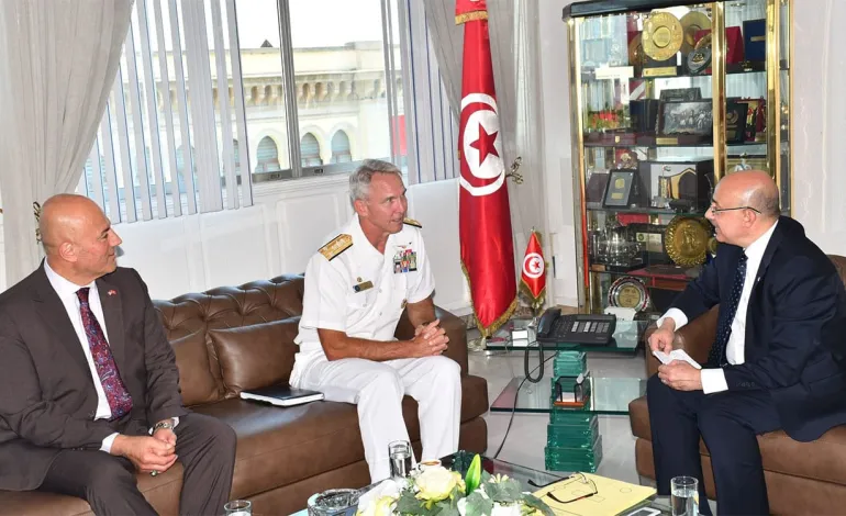 Tunisie-USA : le ministre de la Défense s’entretient avec le commandant de la Sixième flotte