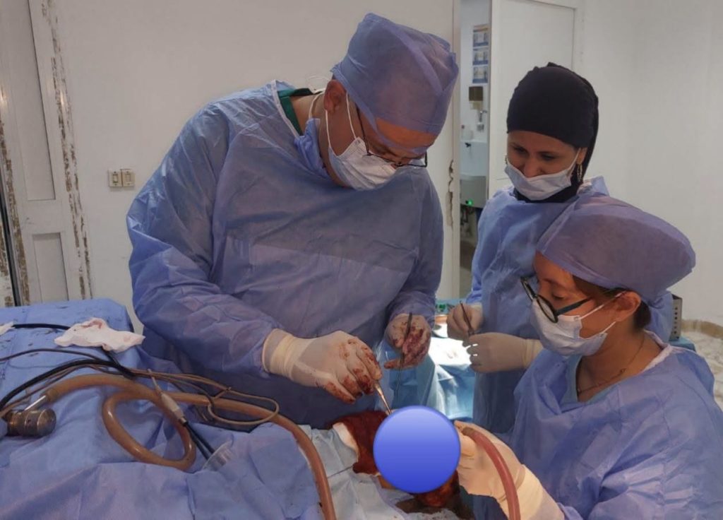 Succès d’une intervention chirurgicale inédite de reconstruction cranio-faciale à l’hôpital Bougatfa